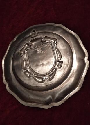 Тарелка декоративная сувенирная настенная. олово. германия.