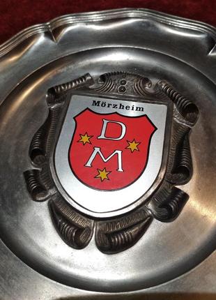 Тарелка декоративная сувенирная настенная. олово. германия.