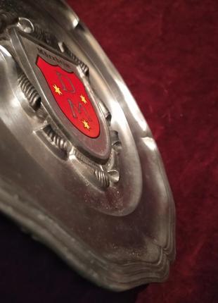 Тарелка декоративная сувенирная настенная. олово. германия.