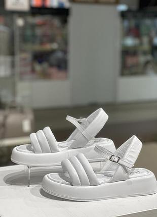 Кожаные босоножки