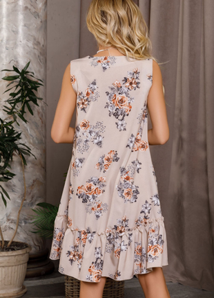 Легкое платье-трапеция свободное без рукавов принт цветы волан до колен2 фото