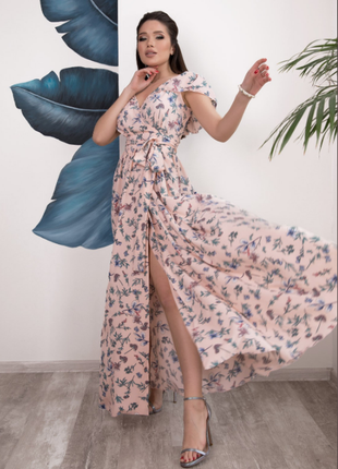 Макси в пол нарядное цветочное платье-халат с воланами на запах с разрезом