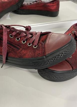 Кеди червоні