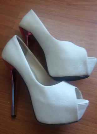 Черевики, туфлі, босоніжки