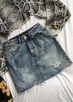 Стильна синя джинсова міні спідниця з дірками та потертостями від f&f1 фото