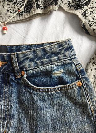 Стильна синя джинсова міні спідниця з дірками та потертостями від f&f4 фото