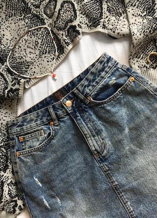 Стильна синя джинсова міні спідниця з дірками та потертостями від f&f2 фото