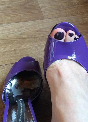 Босоножки с вышивкой на платформе.