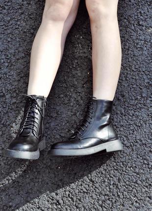 Короткі демісезонні черевики чорного кольору на байці1 фото
