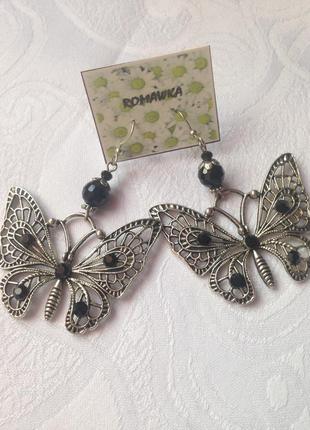 Чорні сережки метелики