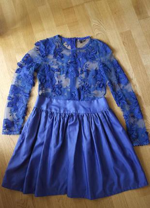 Красивое платье с сеткой и вышивкой