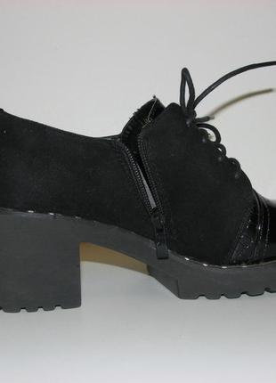 Туфли замшевые женские черные тракторный каблук лаковый нос на резинке размер 383 фото