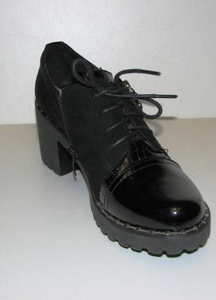 Туфли замшевые женские черные тракторный каблук лаковый нос на резинке размер 381 фото