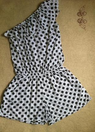 Лёгкий комбез шортиками в горошек с рюшей на одно плечо от y & k