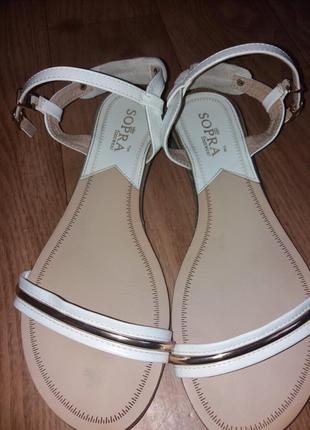 Білі босоніжки