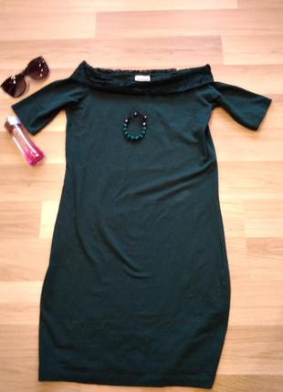 Приталене плаття по фігурі,з мереживом зверху,гарний колір,темно зелений