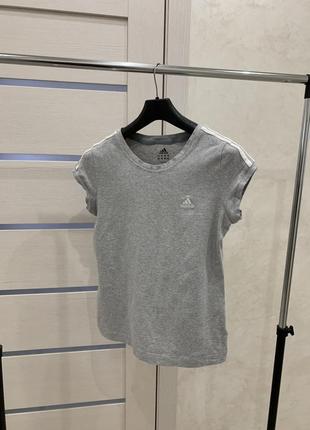 Жіноча спортивна футболка adidas сіра1 фото