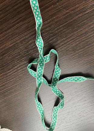 Двухсторонняя зелёная белая тонкая тесьма.