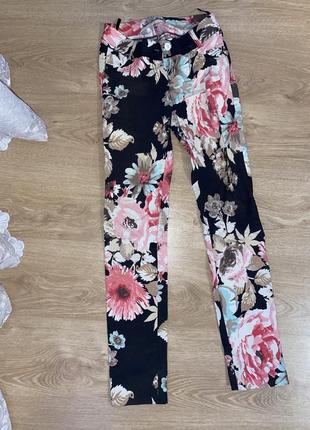 Женские штаны яркие в цветочный принт1 фото
