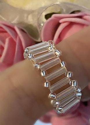 Стильне кільце блискуче з бісеру широке біле сріблясте