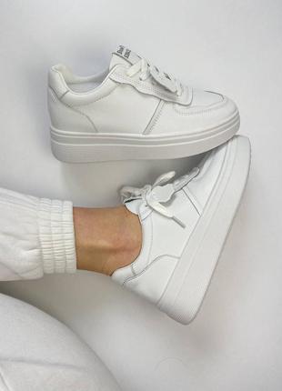Жіночі  білі шкіряні кросівки 🆕 повсякденні білі шкіряні кеді1 фото