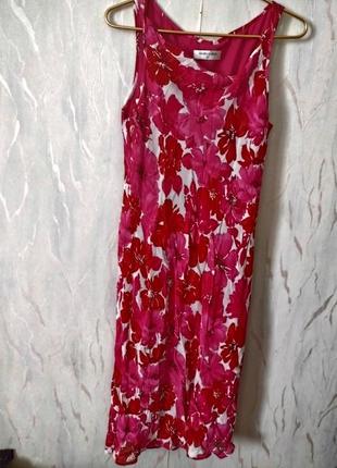 Красивейшее платье,хорошо подчеркивающее фигуру, с цветочным принтом и обалденным декольте  производство румыния2 фото