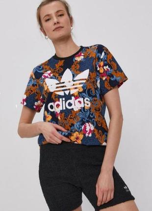 Футболка в цветах, кроп топ adidas.4 фото