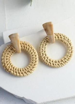 Жіночі сережки кільця з ротанга 2022