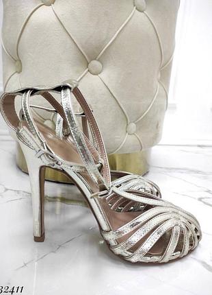 Босоножки на высоком каблуке шпильке