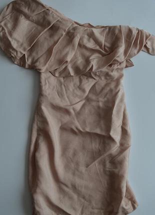 Платье по фигуре на одно плече