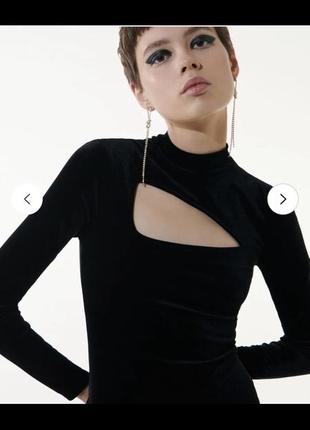 Платье бархатное с вырезом