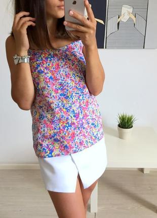 Очень красивая и стильная брендовая блузка-маечка в разноцветных пятнышках.
