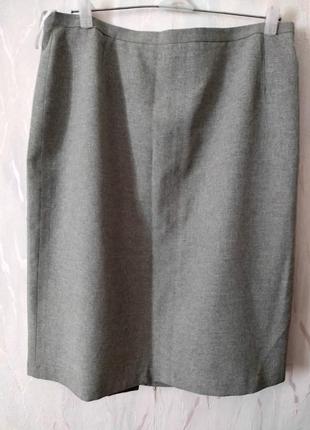 Классическая юбка обалденного светлооливкого цвета на подкладке со шлицей сзади1 фото