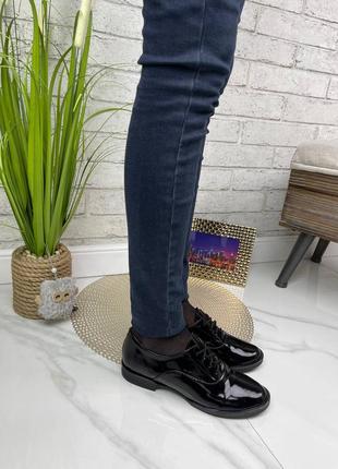 Чорні лакові туфлі на низькому каблуці7 фото