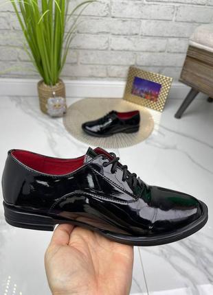 Чорні лакові туфлі на низькому каблуці9 фото