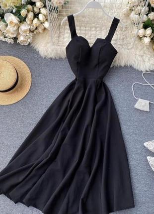 Чорне плаття з вирізом трендовим