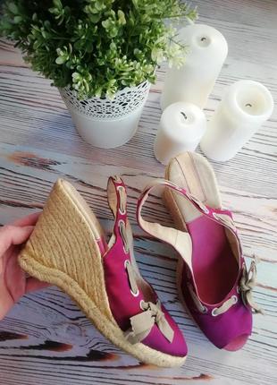 Босоніжки на танкетці