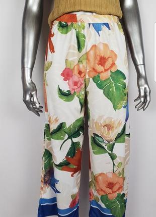 Штани в квітковий принт zara