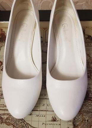 Свадебные белые туфли gollmony