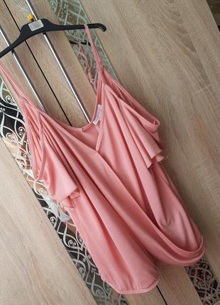 Пудровая футболка на запах с открытыми плечами