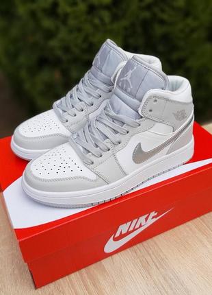 Жіночі кросівки nike air jordan 1 високі білі з сірим / кросівки найк білі