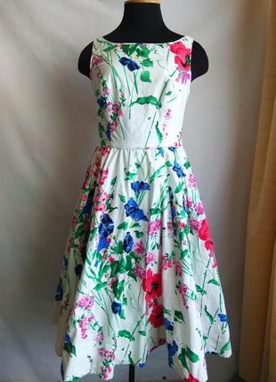 Пишна сукня в стилі 60-х з вирізом човник