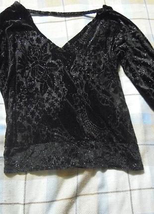 Нарядная блуза с оригинальным вырезом на спине