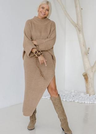 Стильное вязаное платье-свитер песочного цвета. модель 2045 trikobakh. размер ун 42-52