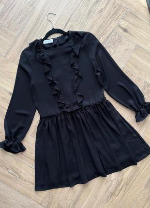 Чорне плаття з рюшами на рукавах4 фото