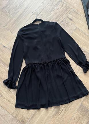 Чорне плаття з рюшами на рукавах5 фото