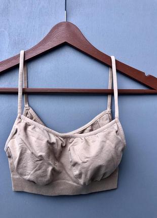 Бесшовный топ с тонкими бретелями s-m, l-xl  бежевый