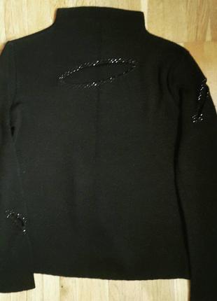 Свитр з вирізом