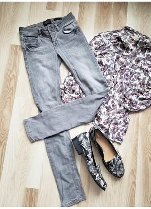 Базовые джинсы скошенные зауженные джинсы женские джинсы узкие серые