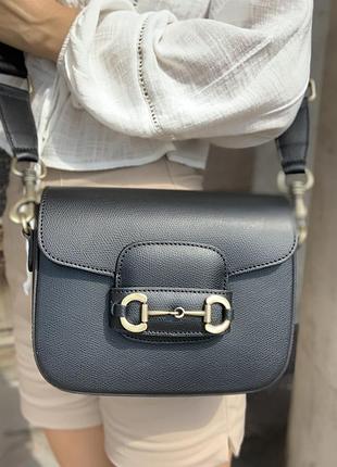 Чорна шкіряна сумка на широкому ремені